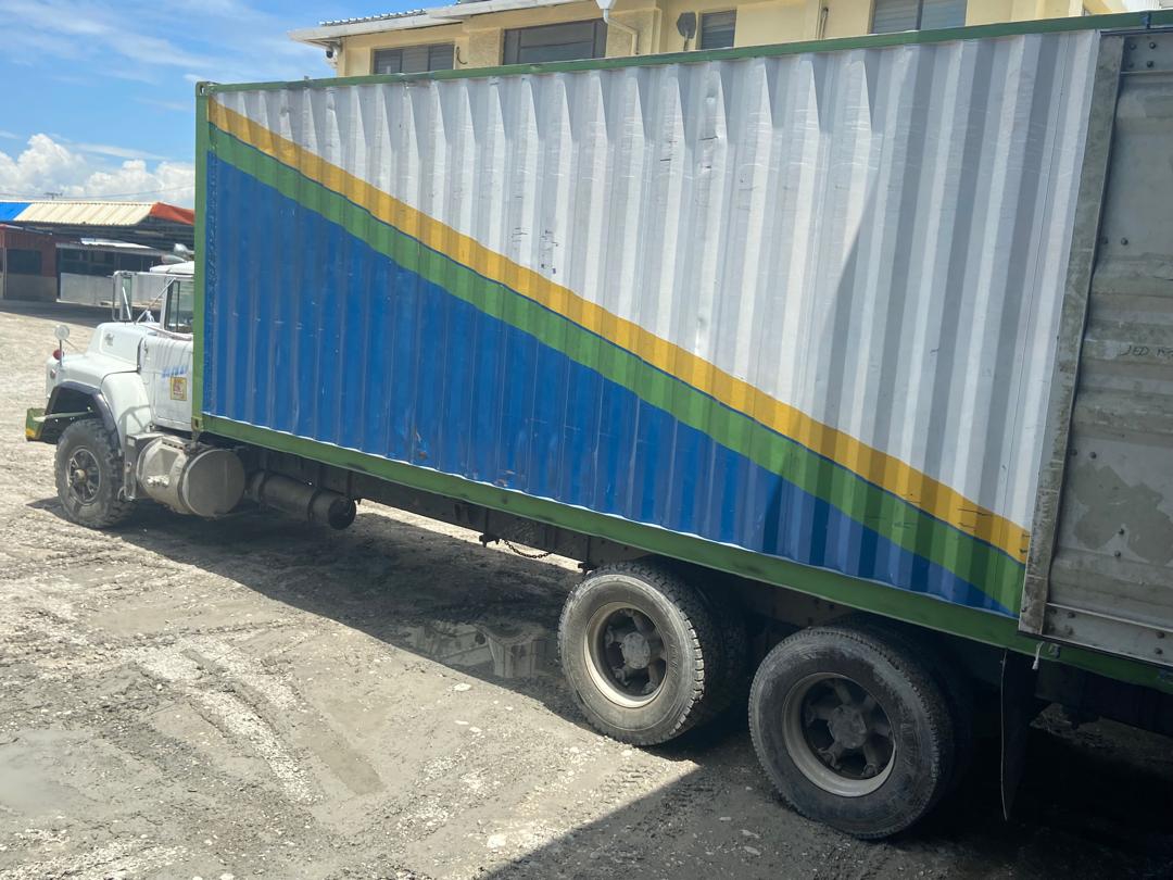Camion Turbo Transport Services en opération